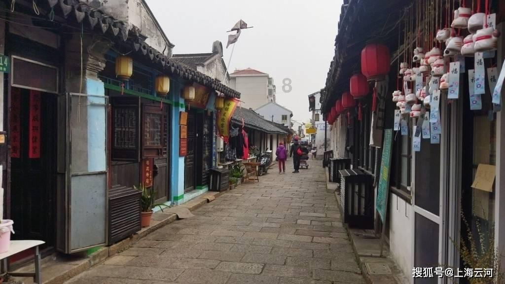 有一男一女两个塑像举手托起两个转盘的旅游景点是什么地方？