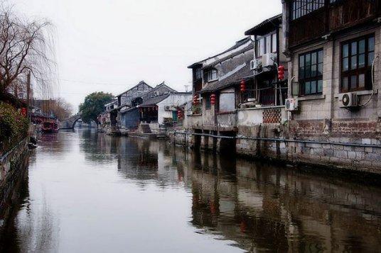 一个人愈忽视周遭他就愈自以为是是什么意思？